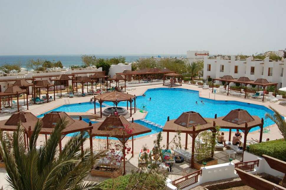 Zwembadzijde bij Menaville Resort in Hurghada, Egypte foto 1