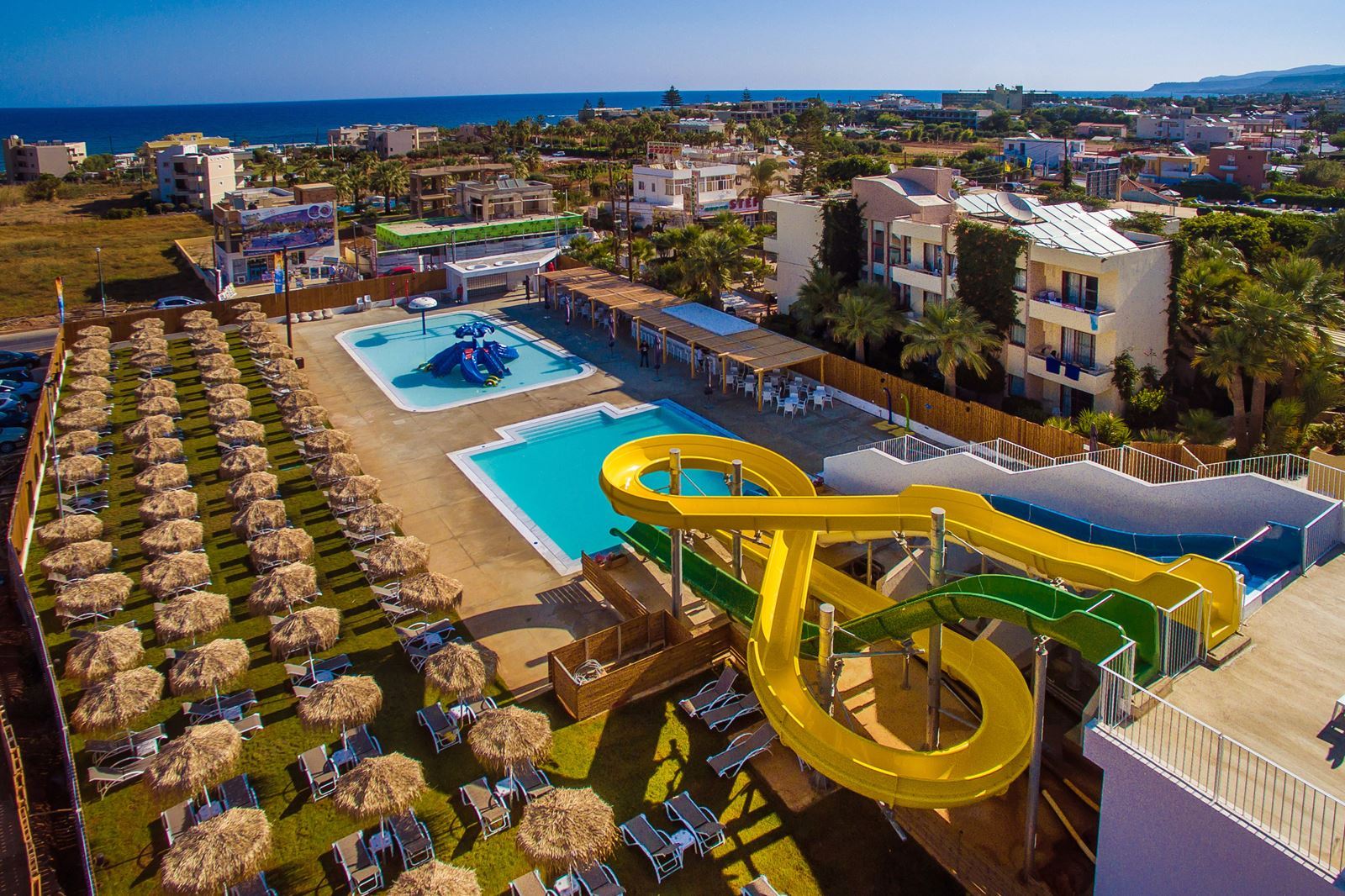 Zwembad met glijbanen van Meropi Hotel in Malia, Griekenland foto 1