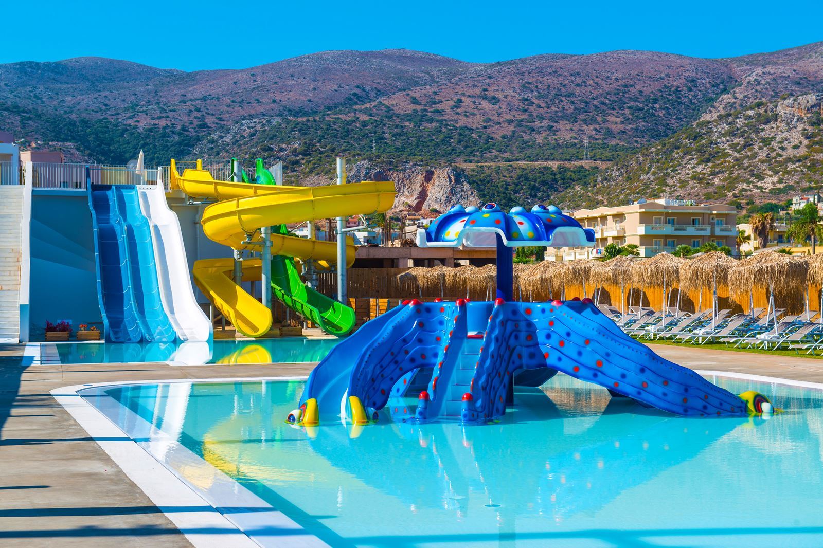 Zwembad met glijbanen van Meropi Hotel in Malia, Griekenland foto 2