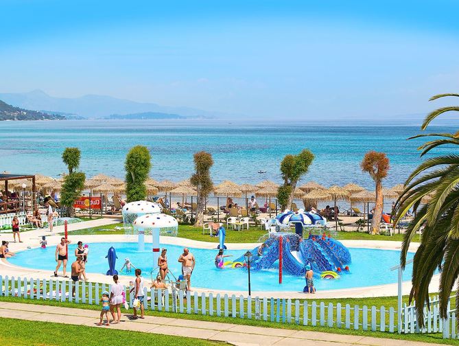 Zwembad van Messonghi Beach Hotel in Moraitika, Griekenland foto 1