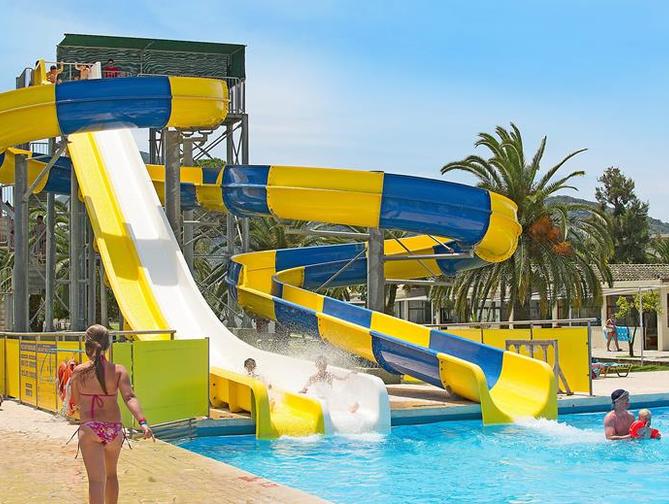 Zwembad met glijbanen van Messonghi Beach Hotel in Moraitika, Griekenland foto 3