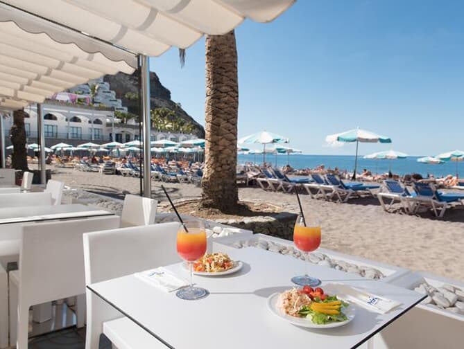 Zee en strand bij het Mogan Princess Beach Club Resort in Playa De Taurito, Spanje foto 1