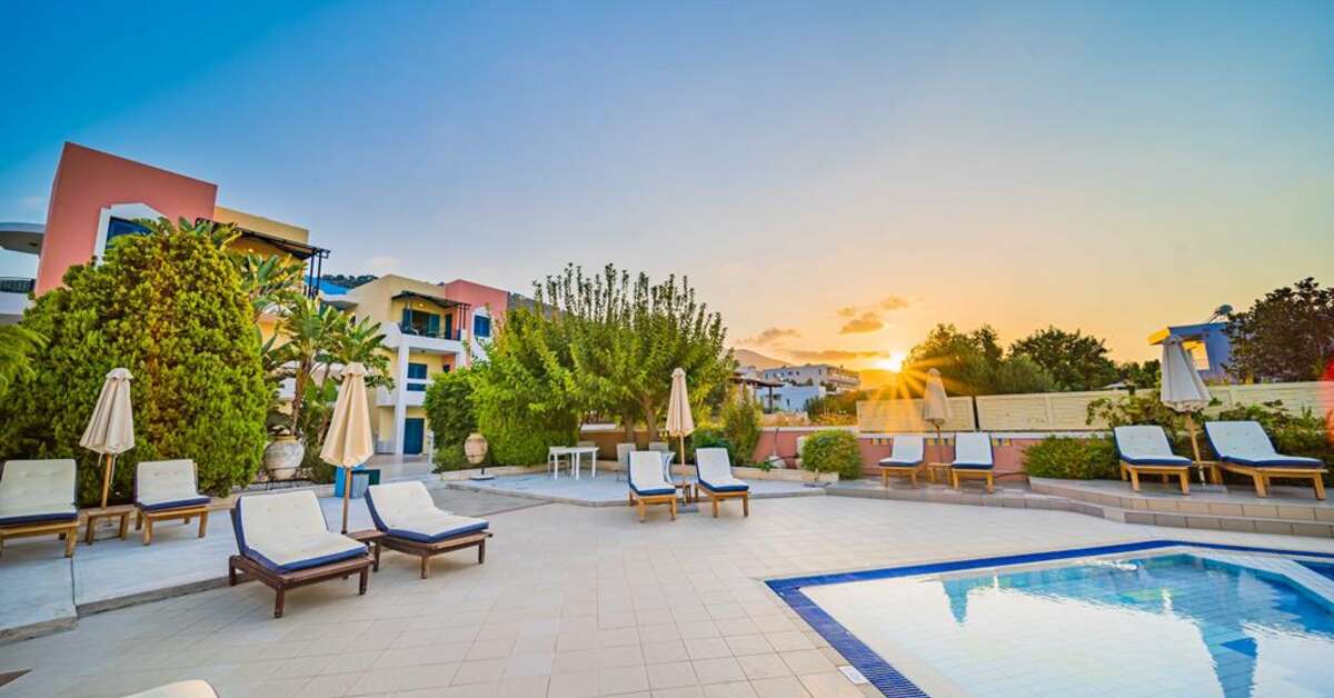 Zwembadzijde bij Appartementen Arlekin Tango Hotel in Stalís (Stalída), Griekenland foto 2