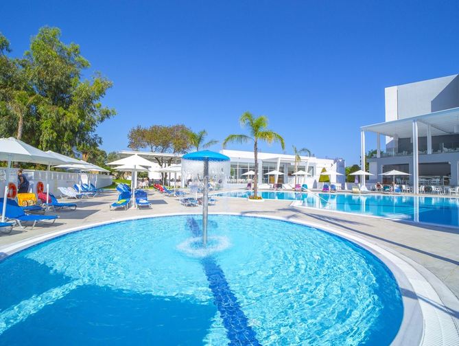 Zwembad van Oceanis Park Hotel in Ixiá, Griekenland foto 3