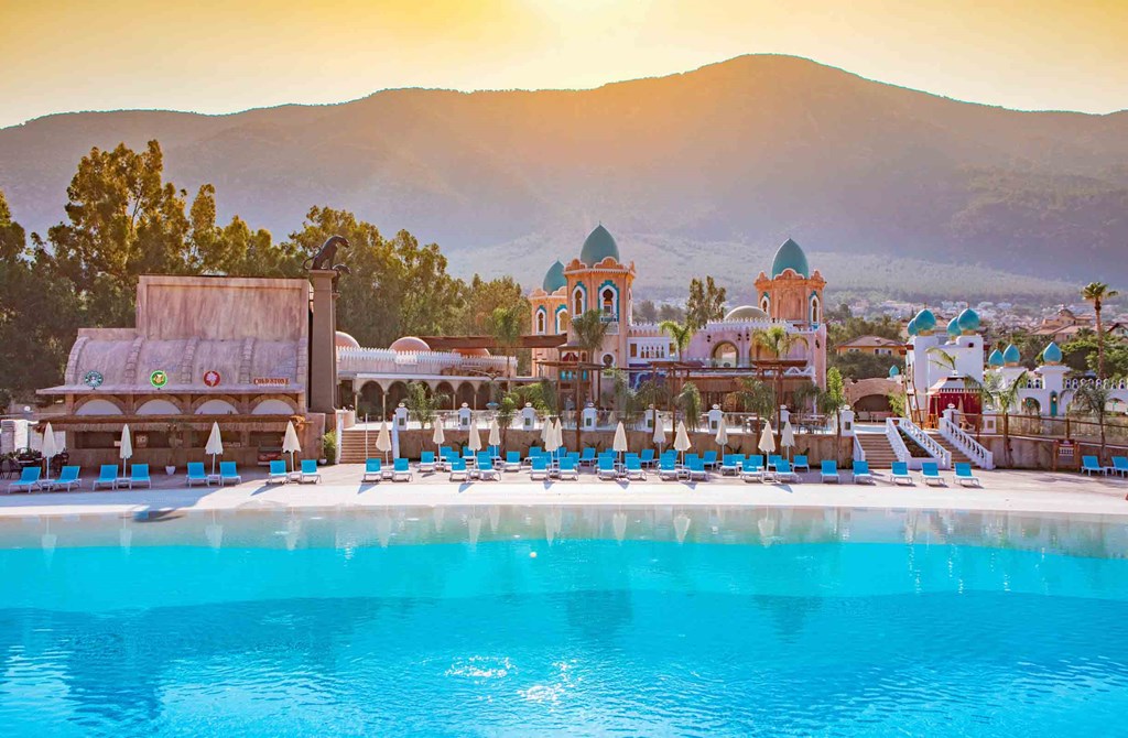 Zwembad van Orka World & Aquapark Hotel in Paphos, Cyprus foto 3