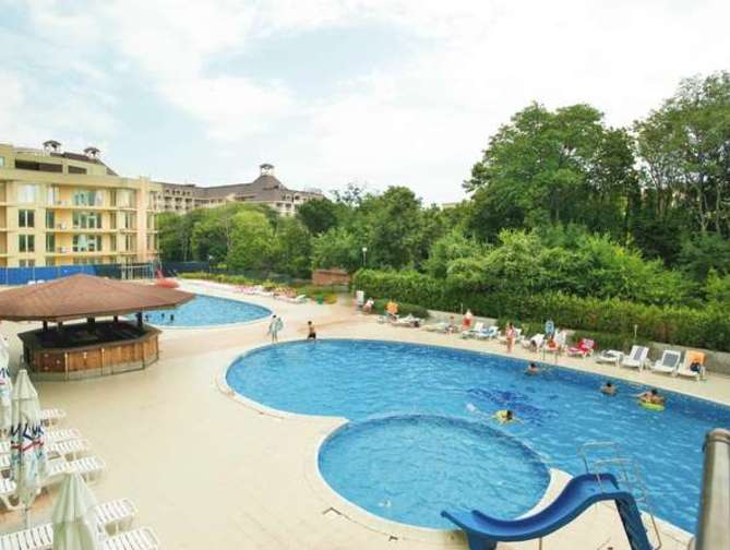 Zwembad van  Palm Beach Hotel in Golden Sands, Bulgarije foto 1