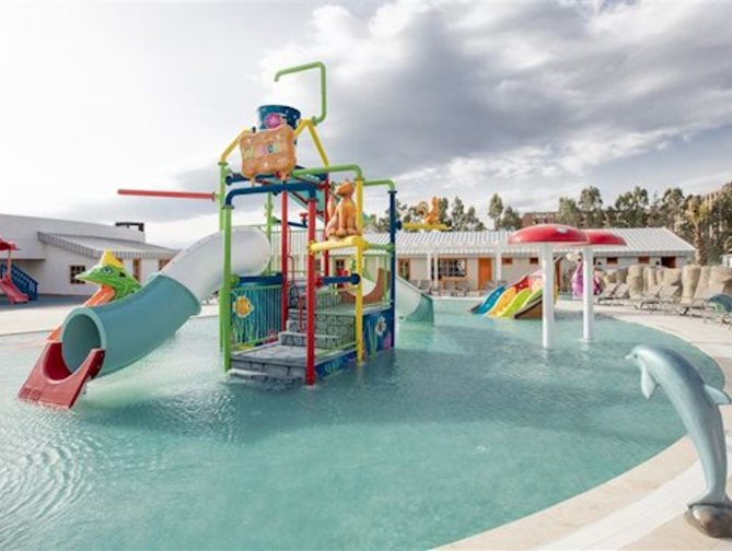 Zwembad met glijbanen van Palm Wings Ephesus Beach Resort in Kusadasi, Turkije foto 3