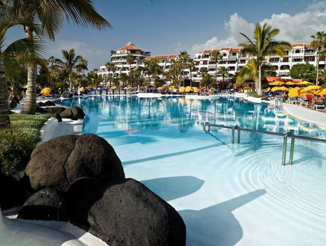 Zwembad van Parque Santiago IV Hotel in Playa De Las Americas, Spanje foto 1