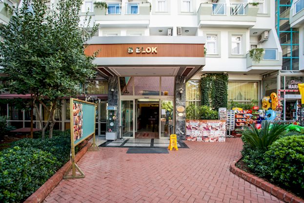 Grasveld bij het Pasa Beach Hotel in Marmaris, Turkije foto 4