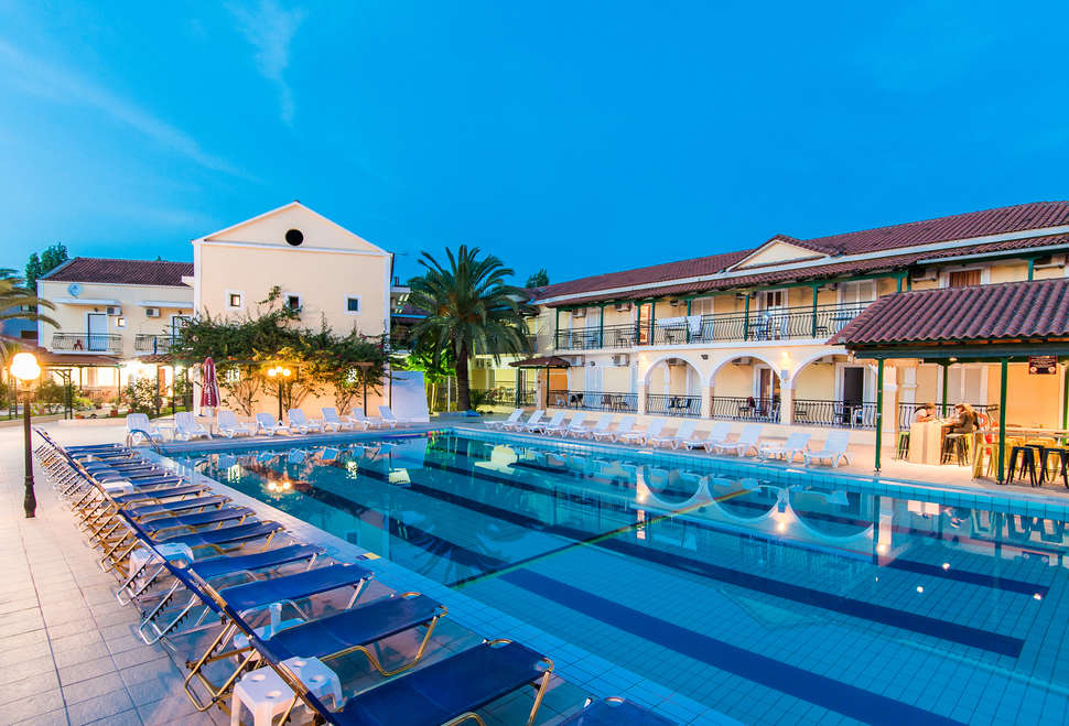 Zwembadzijdebij Perkes Complex Hotel in Laganas, Griekenland foto 1