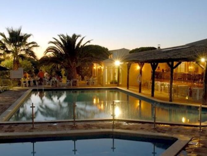 Zwembad van Pinhal do Sol Hotel in Quarteira, Portugal foto 3