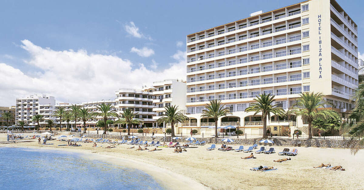 Zee en strand bij het Playa Hotel Ibiza-Stad, Spanje foto 1