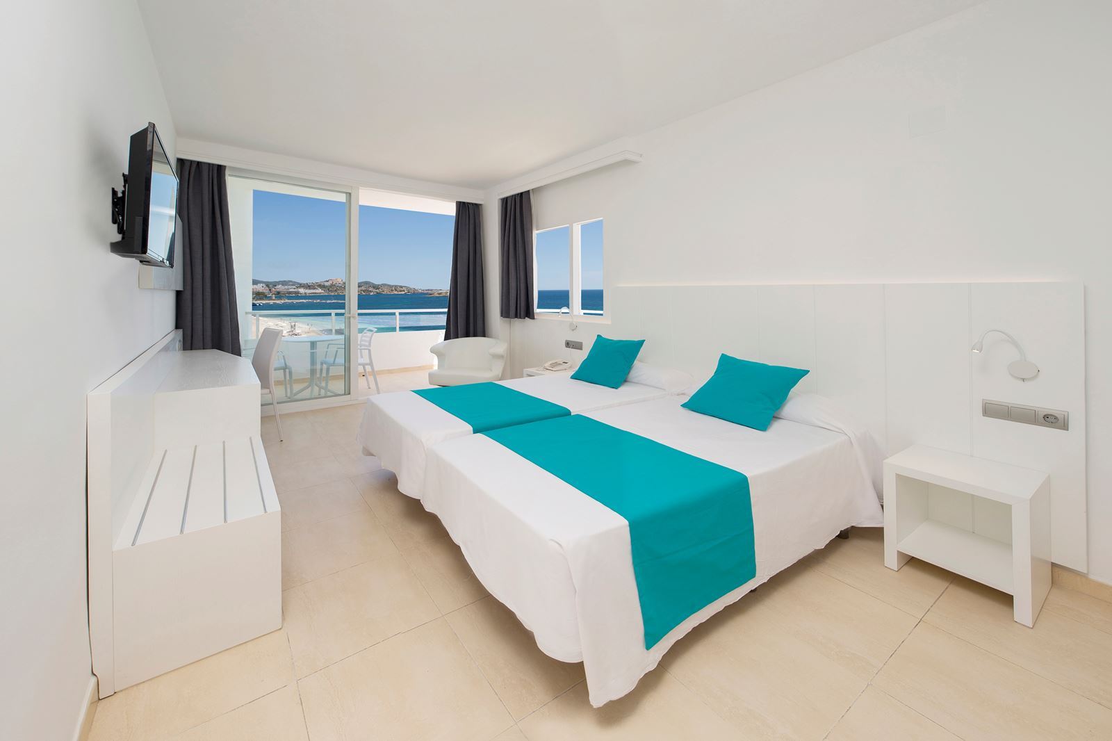 Hotelkamer in Vibra Algarb Hotel in Playa Den Bossa, Spanje foto 3