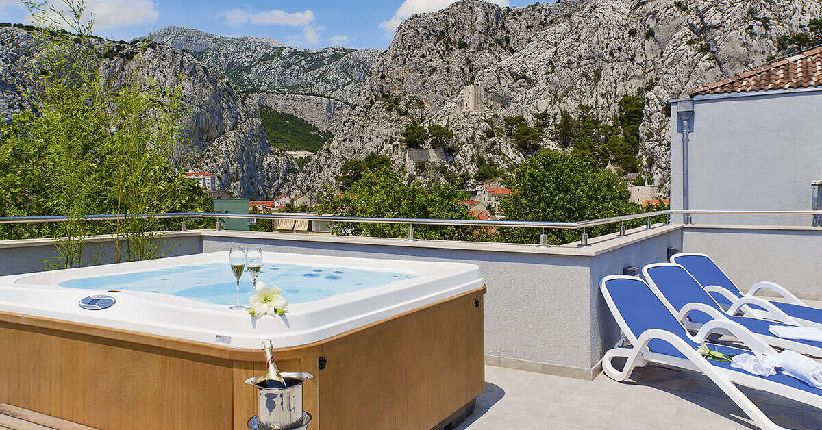 Zwembadzijde bij Plaza Hotel Omiš, Kroatië foto 1