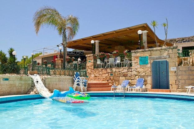 Zwembad met glijbanen van Porto Azzurro Hotel in St. Pauls Bay, Malta foto 1