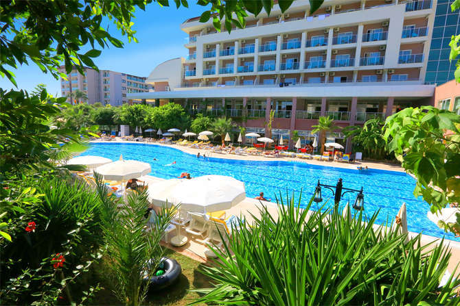 Zwembad van PrimaSol Telatiye Resort in Alanya, Turkije foto 1
