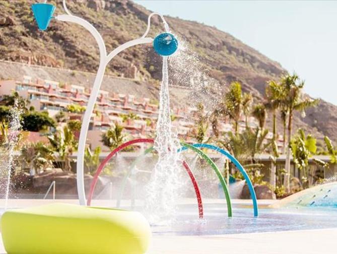 Zwembad van Radisson Blu Resort in Puerto De Mogan, Canarische Eilanden foto 2