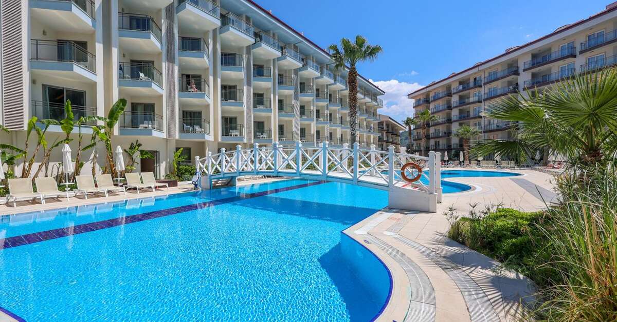Zwembad van Ramada Suites Hotel Kusadasi, Turkije  foto 1