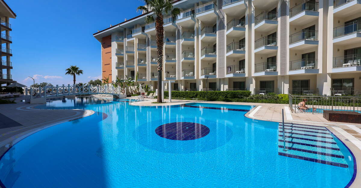 Zwembad van Ramada Suites Hotel Kusadasi, Turkije  foto 2