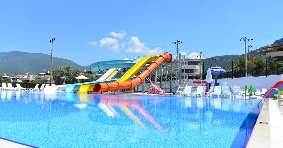 Zwembad met glijbanen van Ramada Resort Akbük, Turkije foto 1