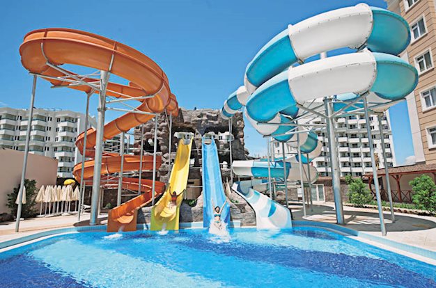 Zwembad met glijbanen van Ramada Lara Resort Lara, Turkije foto 2