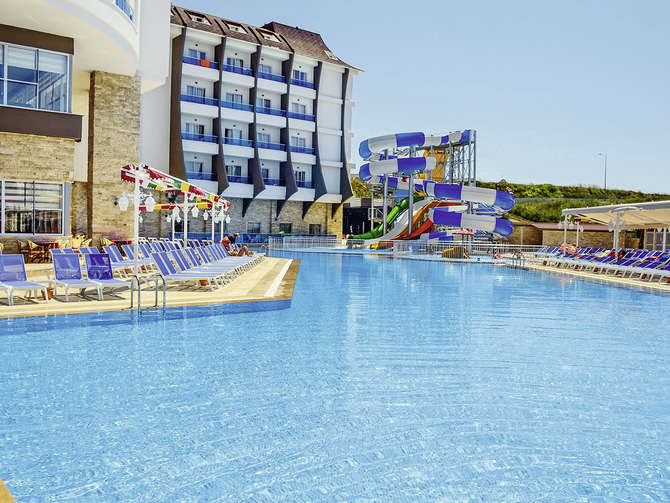 Zwembad van Ramada Resort Side, Turkije foto 3