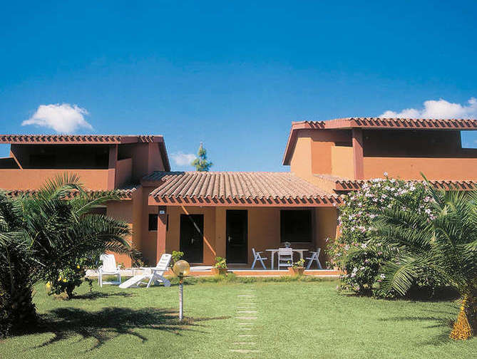 Grasveldbij het Appartementen Reale Vacanze Hotel in Costa Rei, Italië foto 2