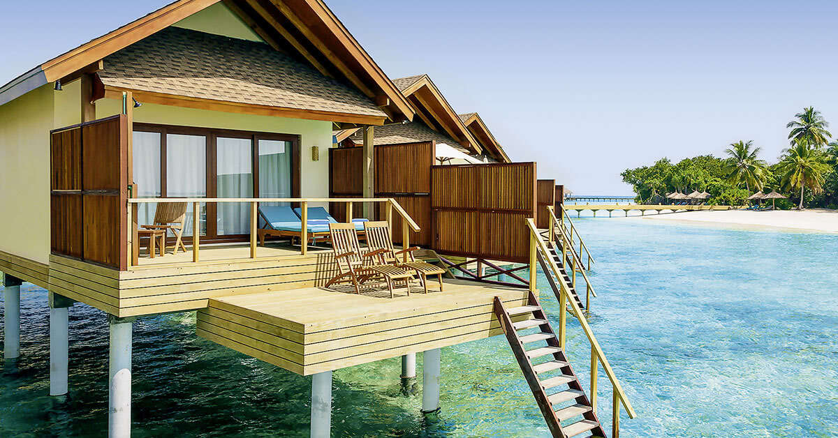 Buitenzijde van het strand bij het Reethi Faru Resort Kudafushi, Malediven foto 2