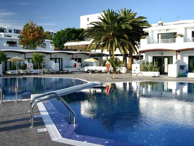 Zwembad van Relaxia Lanzaplaya Hotel in Puerto del Carmen, Spanje foto 1