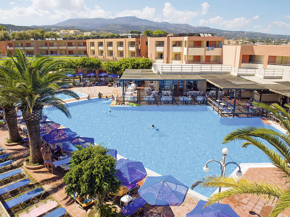 Zwembad van Rethymno Village Hotel in Platanes, Griekenland foto 1
