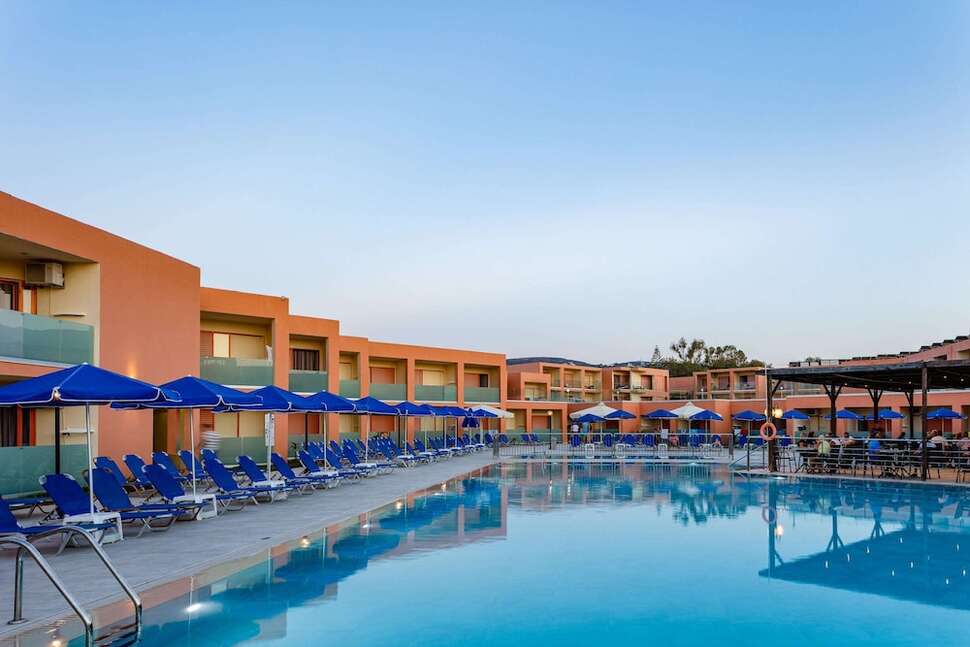 Zwembad van Rethymno Village Hotel in Platanes, Griekenland foto 2