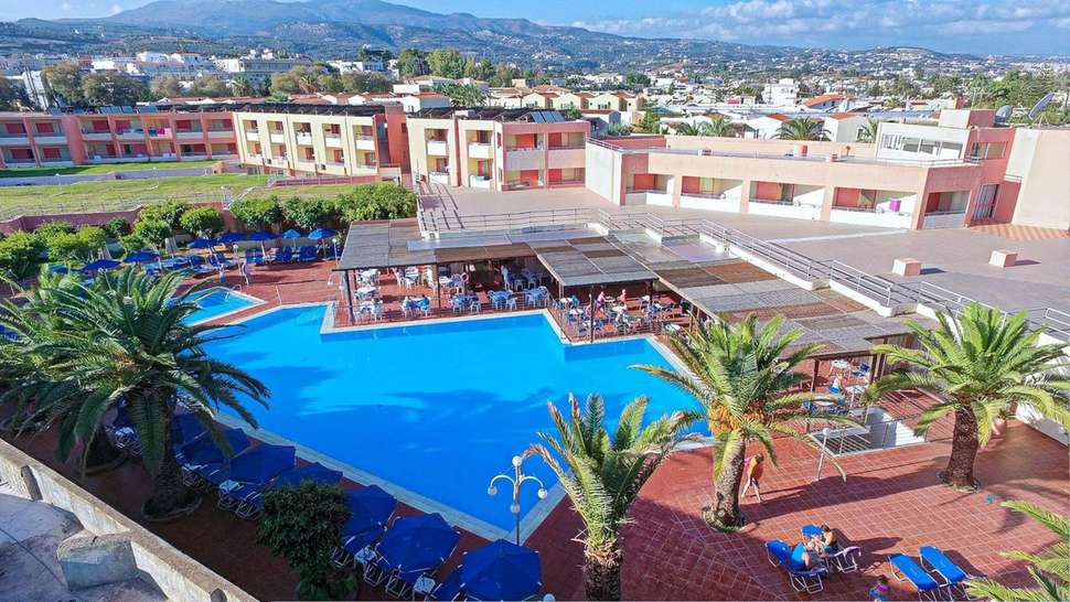 Zwembadzijde bij Rethymno Village Hotel in Platanes, Griekenland foto 3