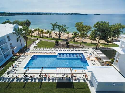 Zwembadzijde bij Riu Negril Hotel in New Green Island, Jamaica foto 3