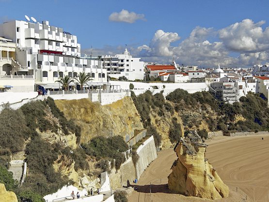 Zee en strand bij het Rocamar Exclusive Hotel in Albufeira, Portugal foto 3