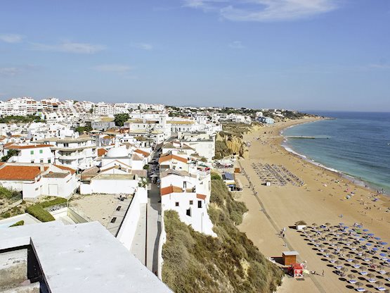 Zee en strand bij het Rocamar Exclusive Hotel in Albufeira, Portugal foto 2