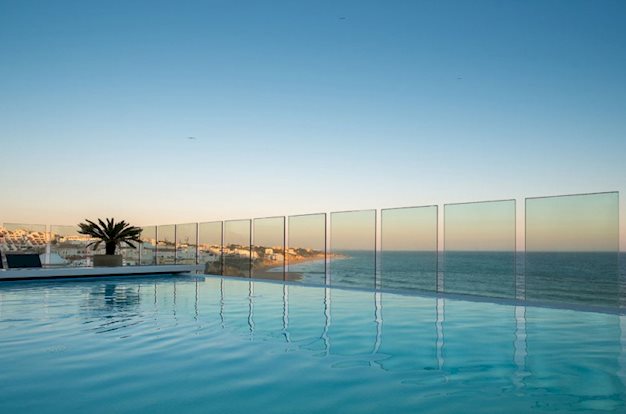 Zwembad van Rocamar Exclusive Hotel in Albufeira, Portugal foto 5