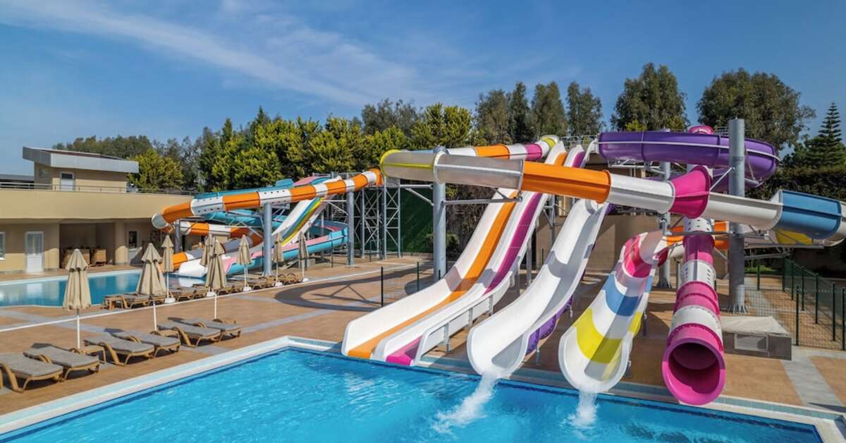 Zwembad met glijbanen van  Royal Garden Beach Hotel Konaklı, Turkije foto 2