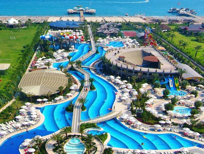 Zijaanzichtvanaf de weg van het Royal Holiday Palace Hotel in Lara, Turkije foto 1