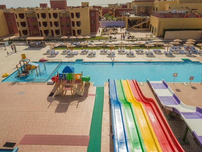 Zwembad met glijbanen van Royal Tulip Beach Resort in Port Ghalib, Egypte foto 3