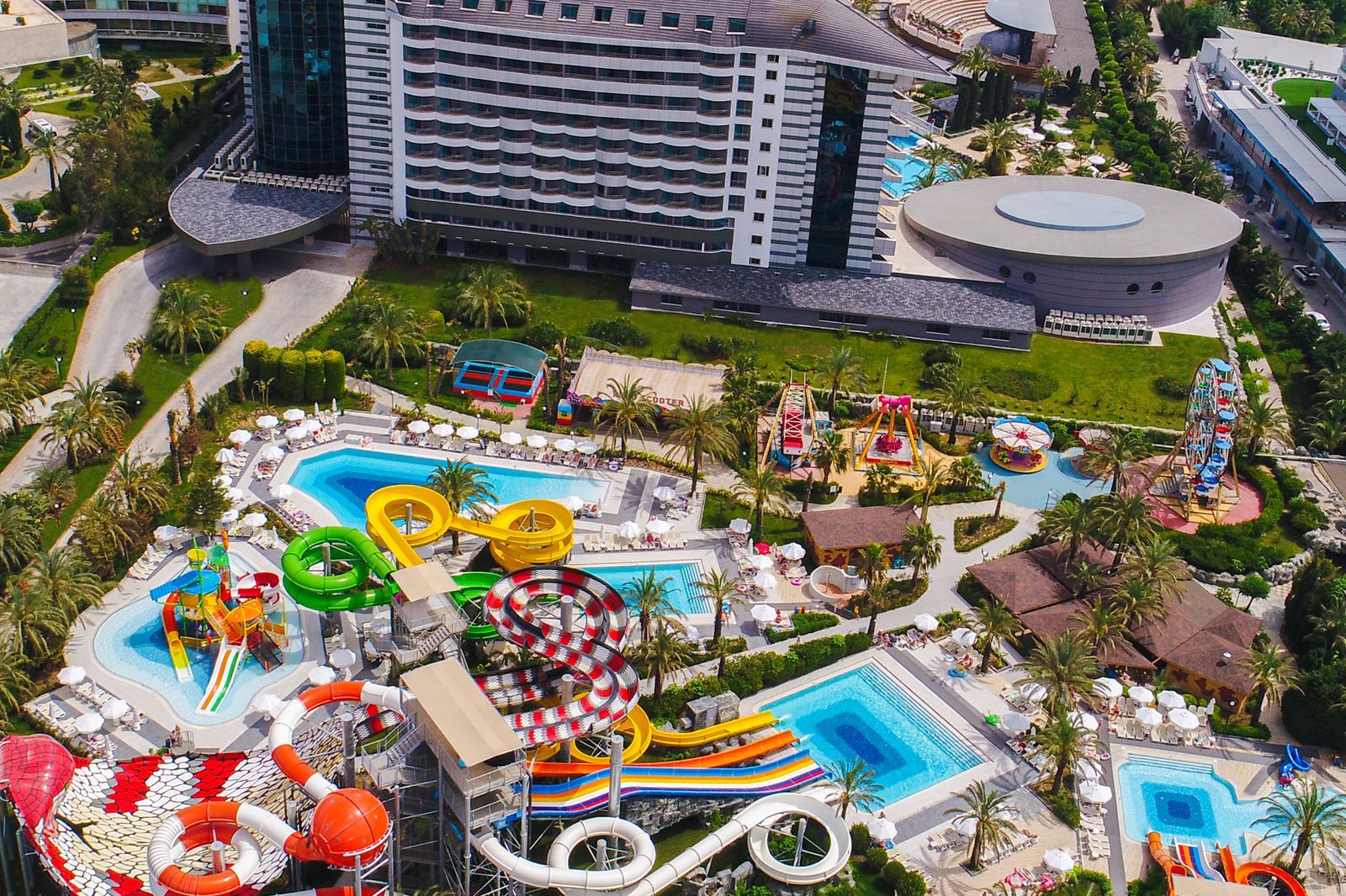 Zwembad met glijbanen van Royal Wings Hotel in Lara, Turkije foto 1