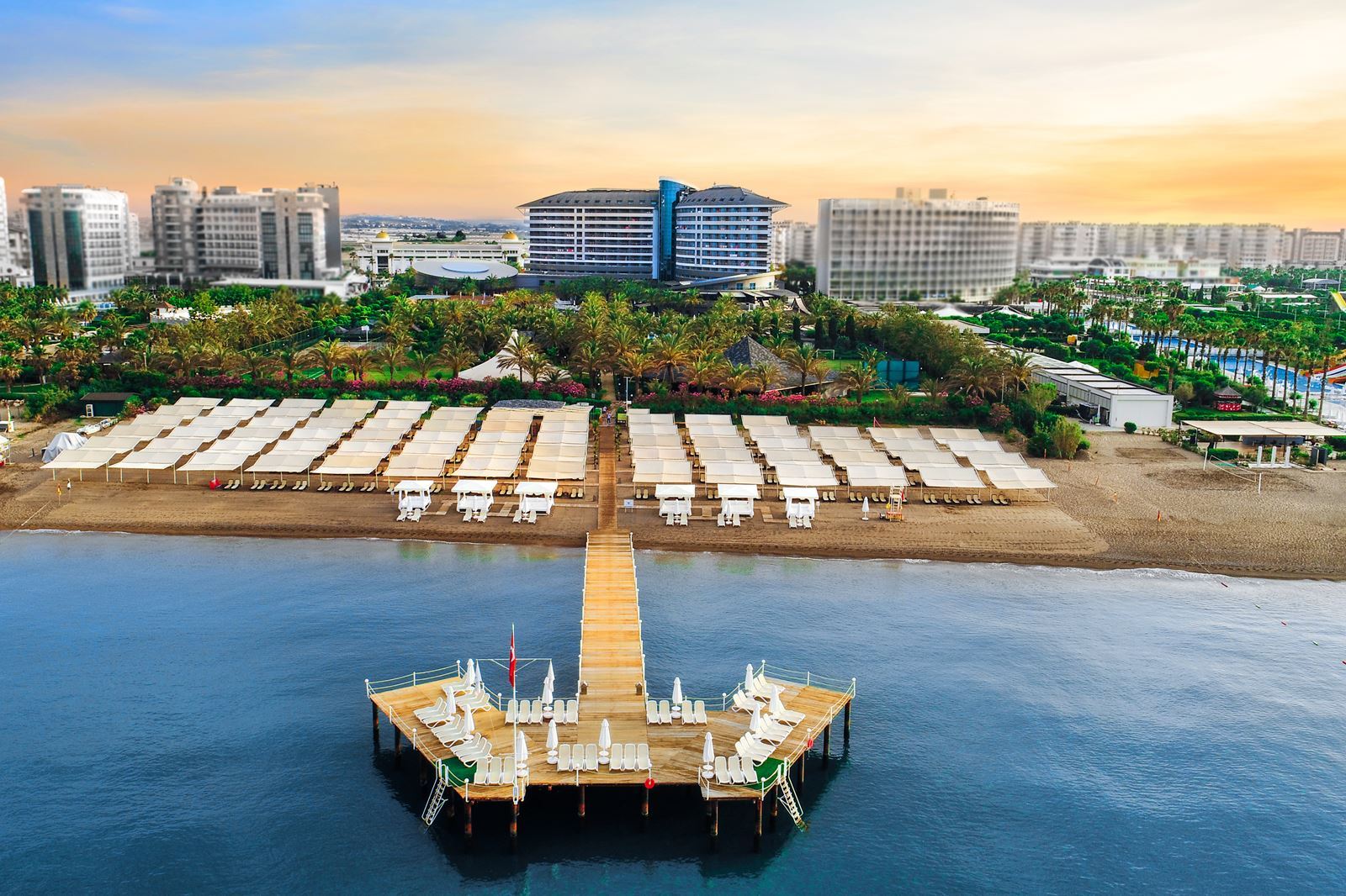 Buitenzijde van het strand bij het Royal Wings Hotel in Lara, Turkije foto 3