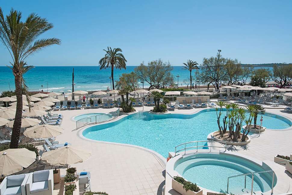 Zwembad van Sabina & Suites Hotel in Cala Millor, Spanje foto 1