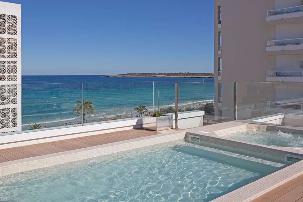 Zwembad van Sabina & Suites Hotel in Cala Millor, Spanje foto 2