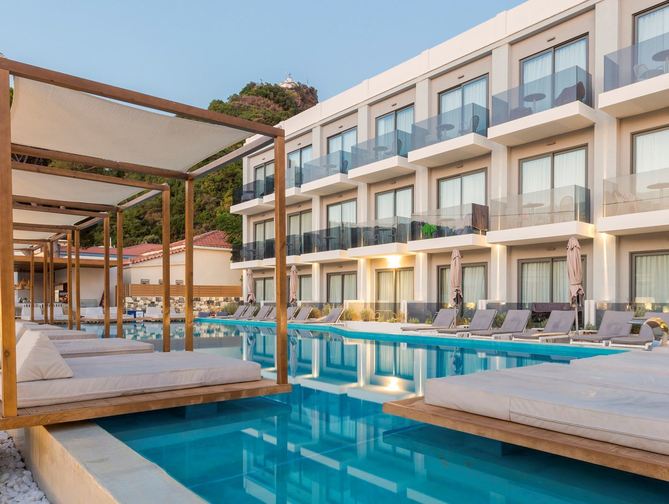 Zwembad van Samian Mare Suites Hotel in Néon Karlovásion, Griekenland foto 1