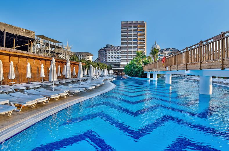 Zwembad van Saturn Palace Resort in Chersonissos, Griekenland foto 3