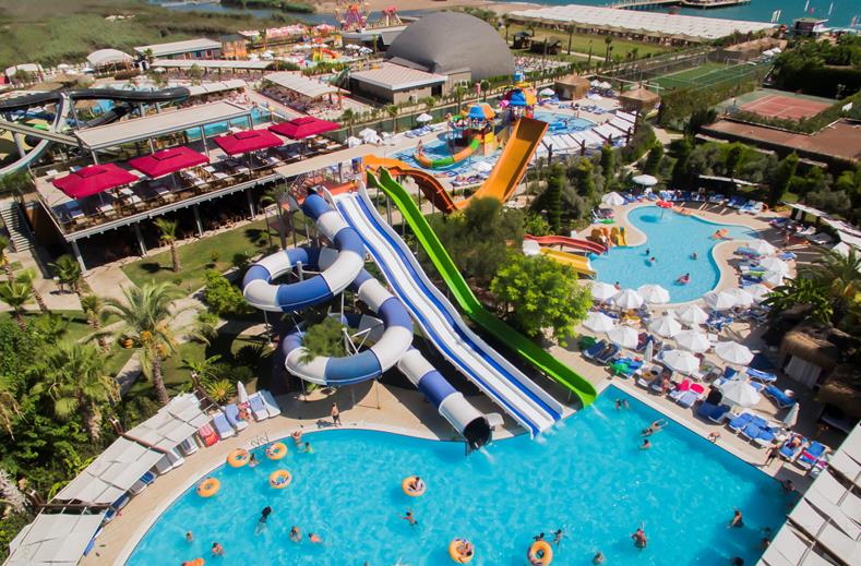 Zwembad van Saturn Palace Resort in Chersonissos, Griekenland foto 2