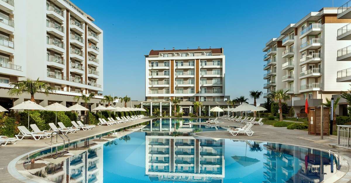 Zwembadzijde bij Sherwood Suites Resort in Lara Beach, Turkije foto 1