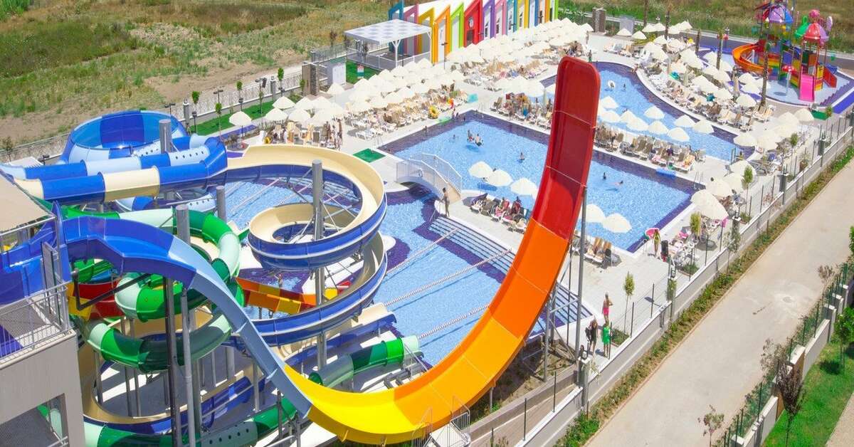 Zwembad met glijbanen van Sherwood Suites Resort in Lara Beach, Turkije foto 2