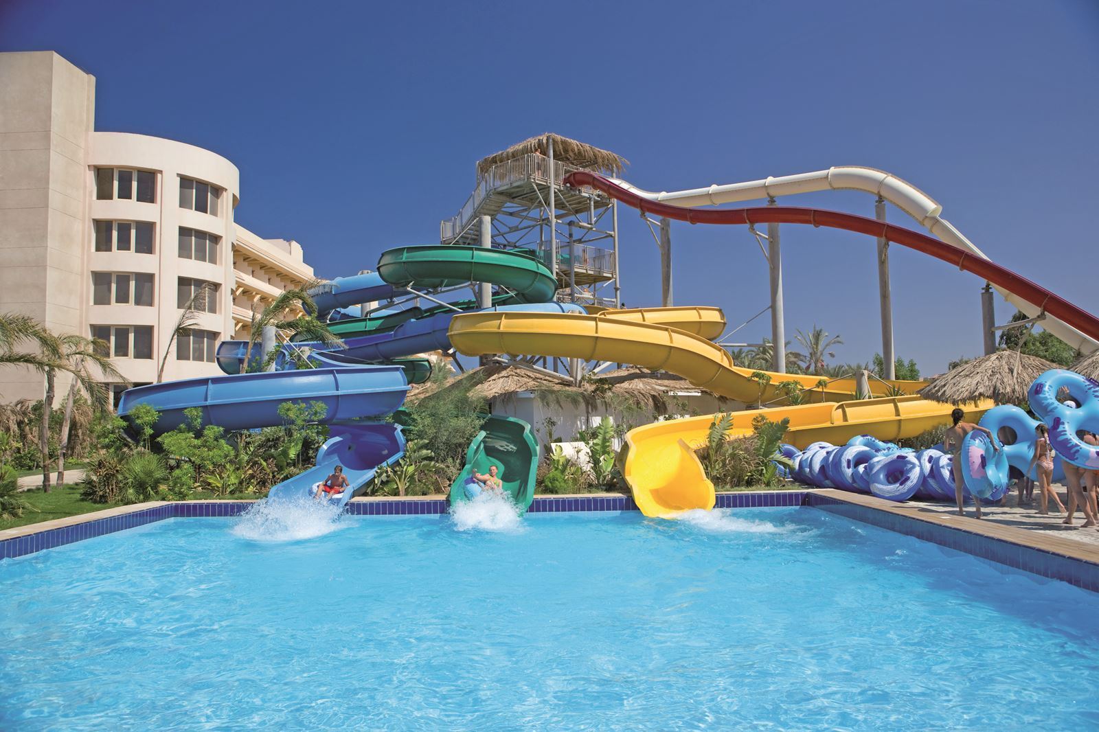 Zwembad met glijbanen van Sindbad Aqua Park Resort in Hurghada, Egypte  foto 5