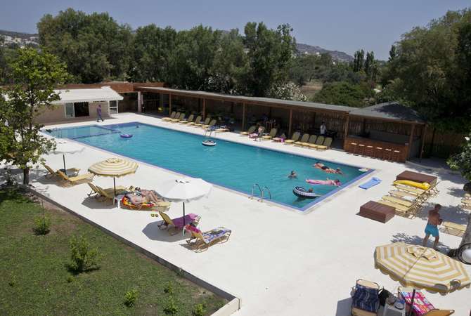 Zwembadzijde bij Sivila Hotel in Afántou, Griekenland foto 1